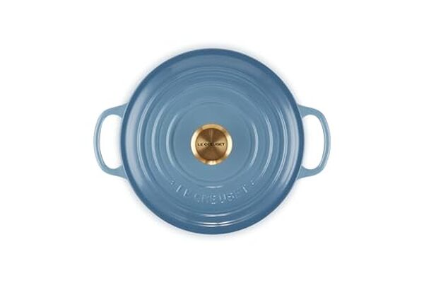 Découvrez notre avis sur la performance, la qualité et les caractéristiques de la cocotte Le Creuset Signature 20 cm pour des cuissons parfaites
