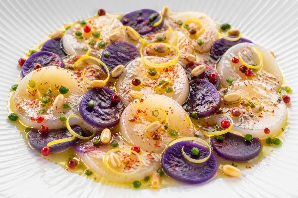 Carpaccio de noix de Saint-Jacques et pommes de terre vitelotte : recette gourmande