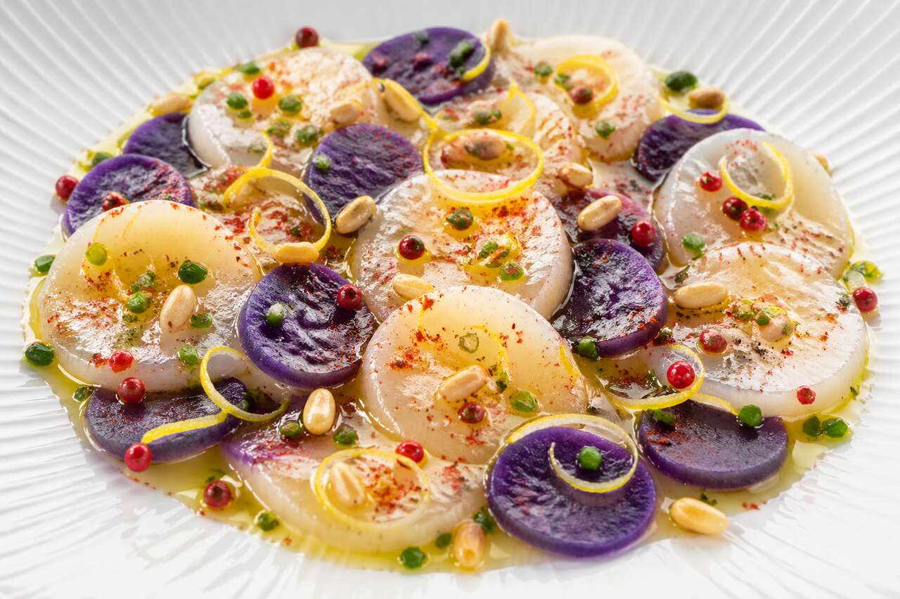 Carpaccio de noix de Saint-Jacques et pommes de terre vitelotte : recette gourmande