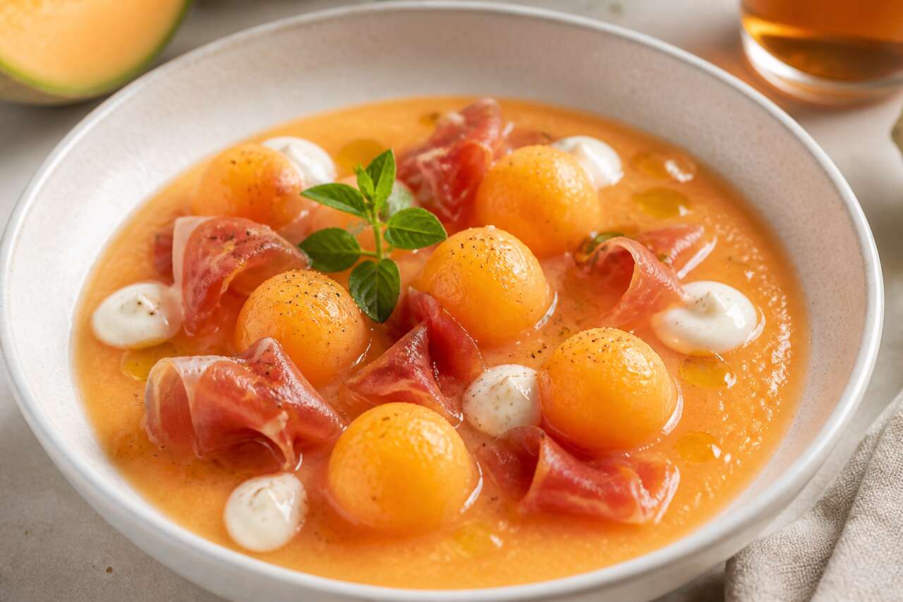 Velouté de melon glacé au Pineau des Charentes et jambon cru : une recette rafraîchissante