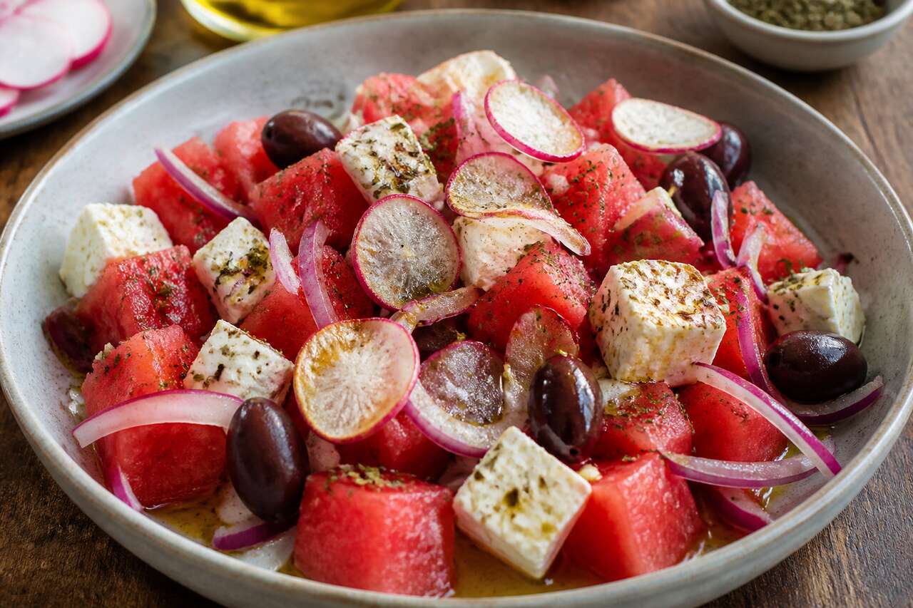 Salade de pastèque, feta, olives et radis à la grecque