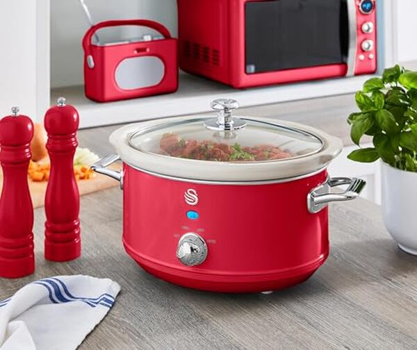 Découvrez notre test complet de la mijoteuse Swan Retro SF17021RNEU rouge 200 W : performances, avantages et inconvénients de ce modèle vintage.